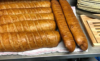 Frisch gebackenes Brot in der Restauration Lichtblick Markdorf