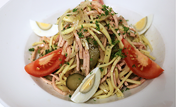 Schweizer Wurstsalat mit Käse, Ei und Tomate. Serviert in der Restauration Lichtblick in Markdorf